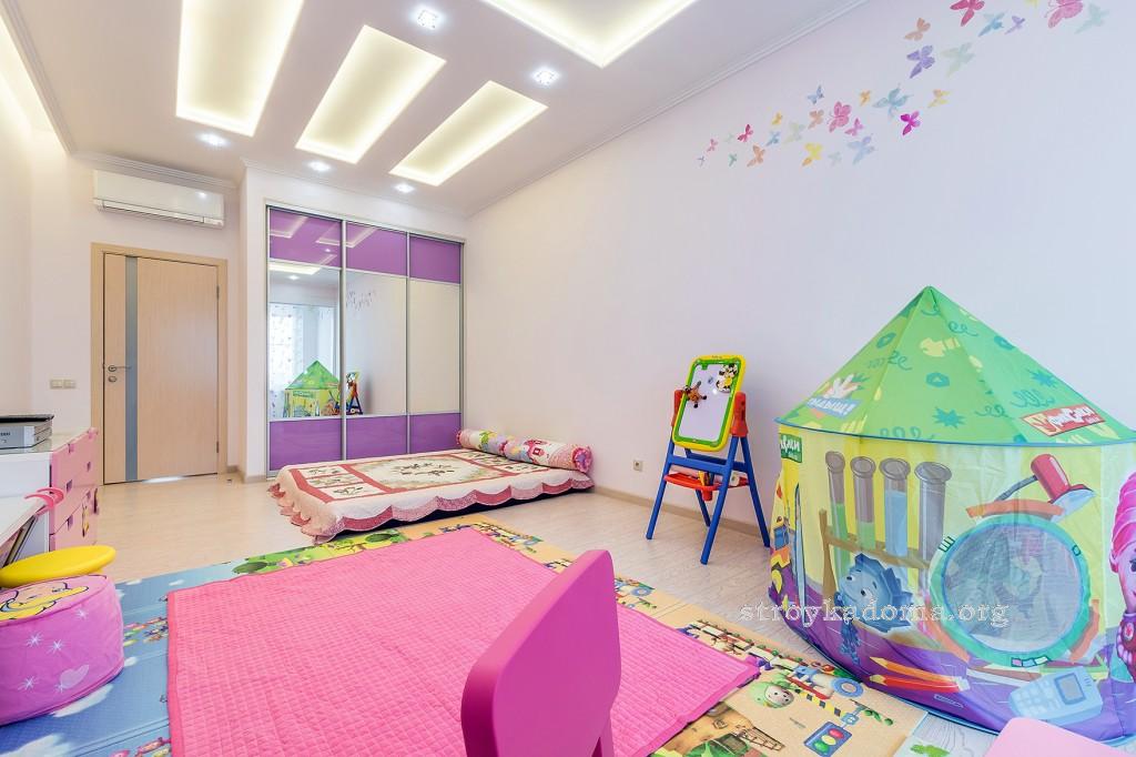 яркий интерьер детской комнаты