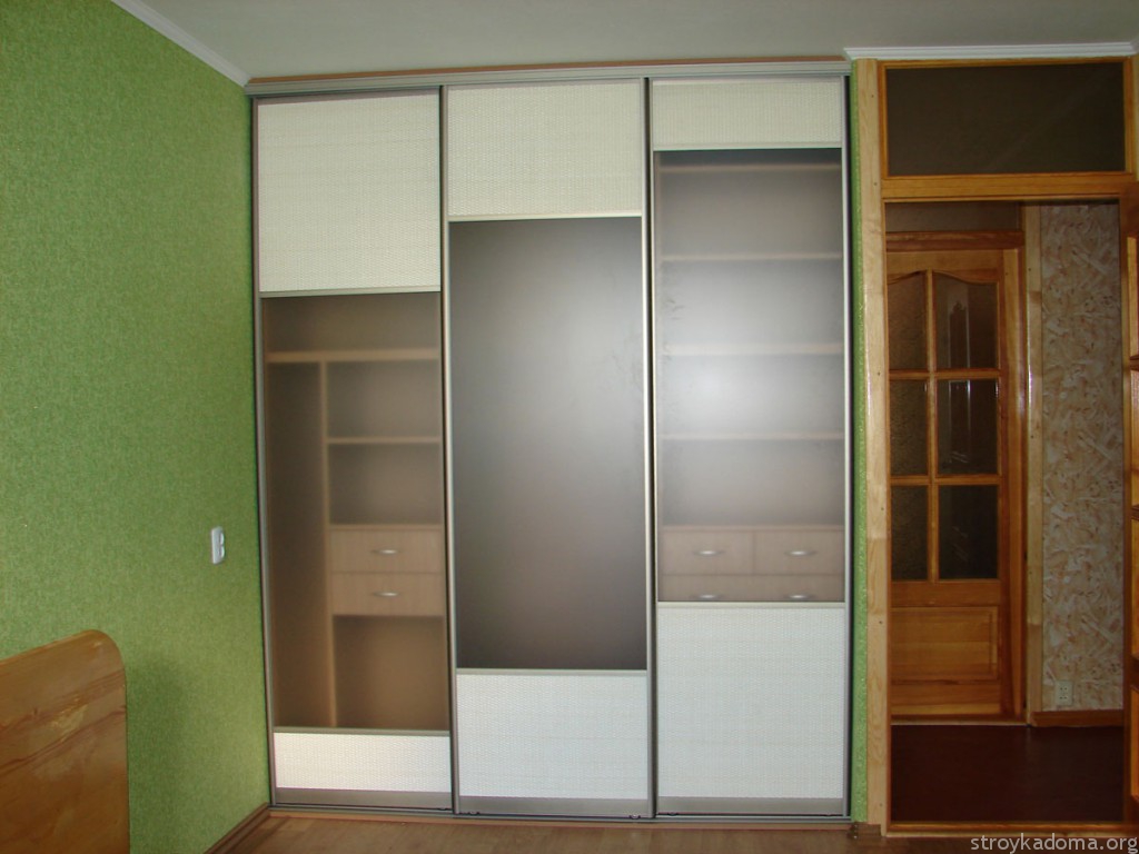 Встроенный гардероб с полупрозрачным фасадом в комнате