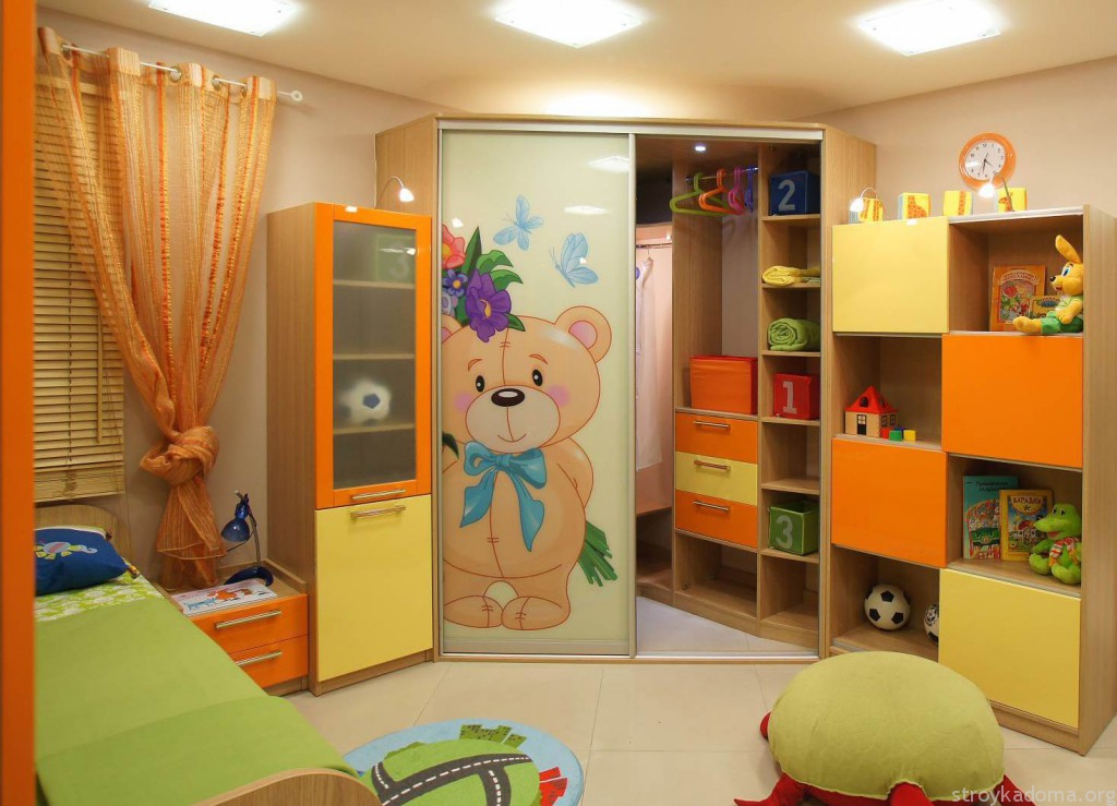 Фасад гардероба украшает комнату ребенка