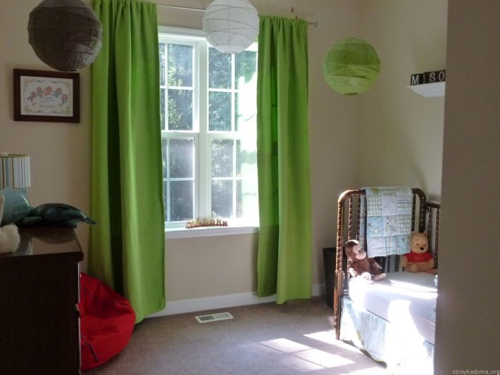 Зеленые портьеры - отличный выбор для маленькой спальни