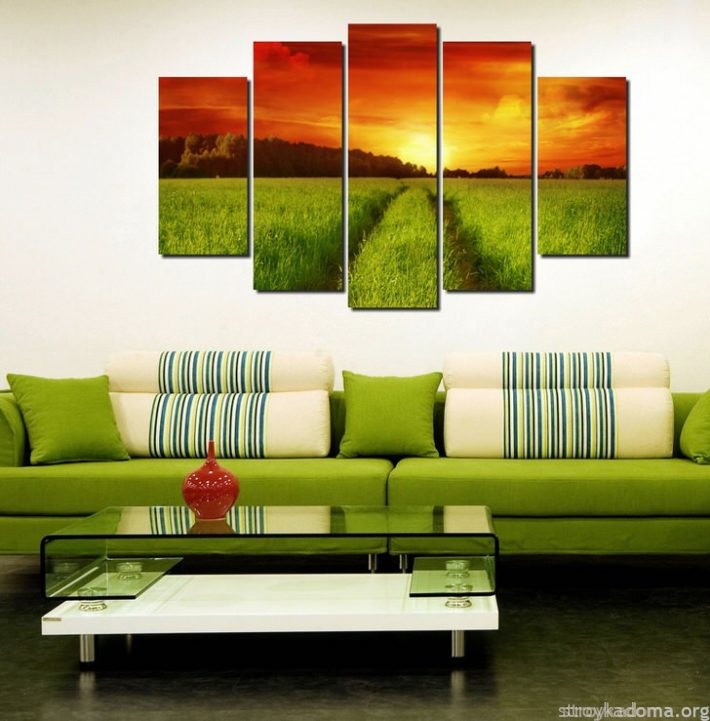 Красочный пейзаж на стене создает особую атмосферу в гостиной