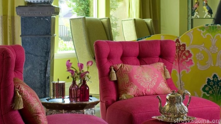 Яркое кресло, модного в прошлые годы розового цвета будет гармонично смотреться в интерьере зеленого оттенка Greenery