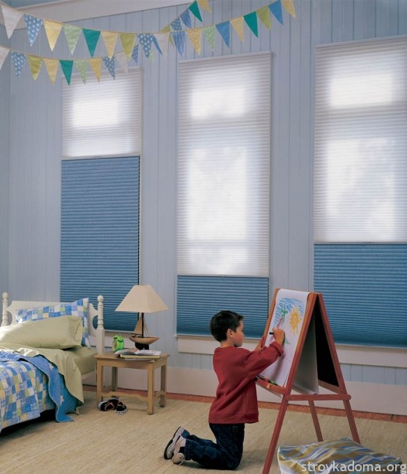 Шторы плиссе полностью уместны и в детской спальне, и в игровой комнате