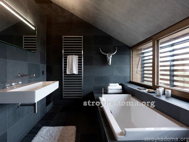 Ванная комната с черными стенами и белой сантехникой